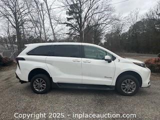 2024 Toyota Sienna FWD LE